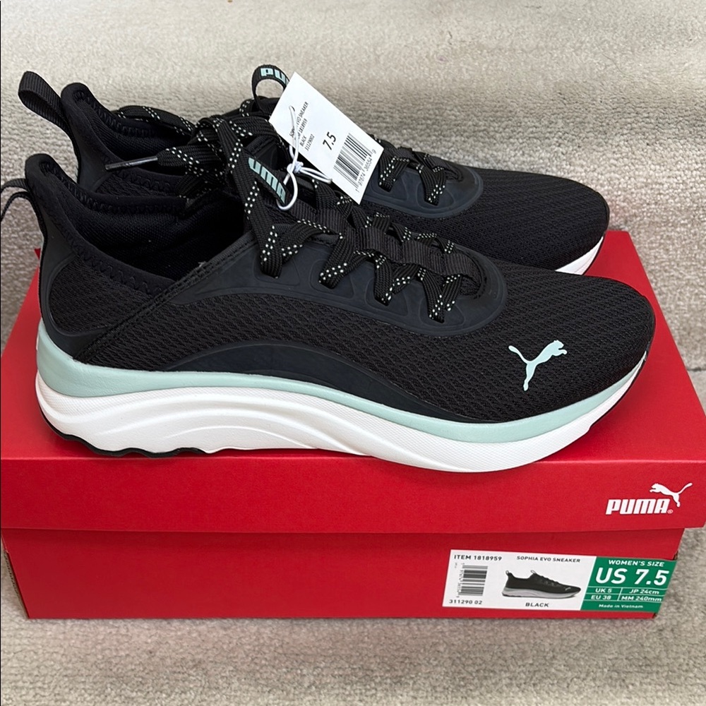 BRAND NEW W/TAGS AND BOX LADIES PUMA SNEAKERS